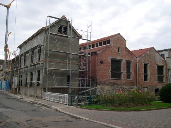  chantier de construction d'un petit immeuble.